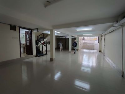 Rent a villa across from the park. Six bedrooms, 10 feet. Two floors.