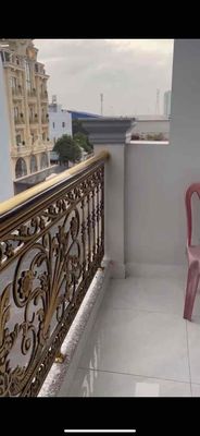 There's a new house with a balcony, no waste of services, hot water on the 55 west side.