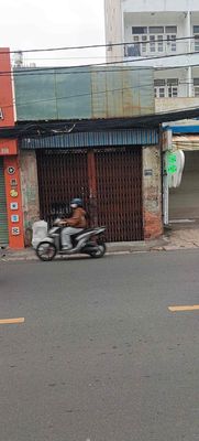 Cash houses, big streets, near the market, near hospitals, business and shelter