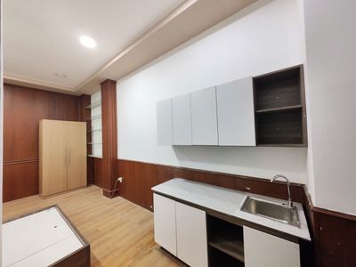 Rent room near District 8 dock.