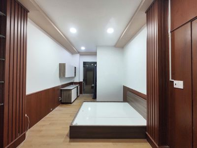 Rent room near District 8 dock.