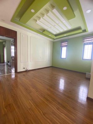 Hire the Kadc Roan residence as an 8 x21' office.