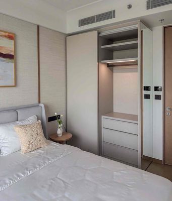 Get two bedrooms quick. 83 m2 01:26, Vin The Golden River on the shelf.