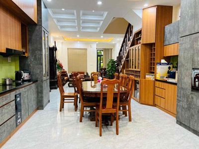 Lakeview Street 5 x 20 meters costs 36 million a month