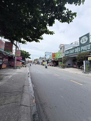 Rent a house on Nguyễn Xiển street - right at the top of the hill.