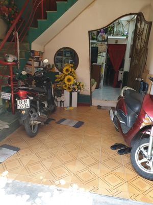 Nice room with a place to cook, a car to eat.