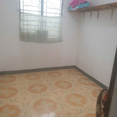 Nice room with a place to cook, a car to eat.