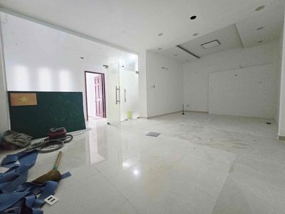 Rent a two-foot-by-four-four-story building 6th floor Nguyễn Kiệm Phú Nhuận 45 million a month.