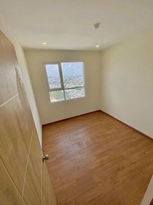 Rent two bedrooms. Two empty toilets.