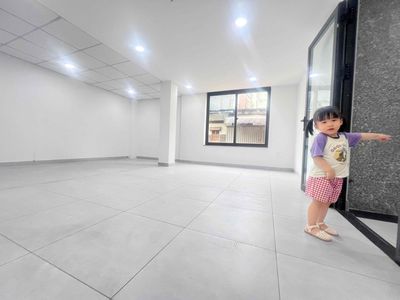 We'll rent every floor you're on and you'll be right at Lê Hoàng Phái.
