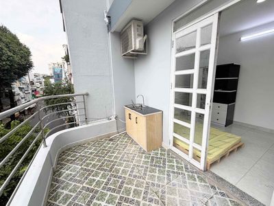 A balcony studio near the airline academy.
