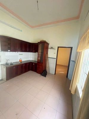 Rent a cash house inside the business section. Four bedrooms, two toilets.