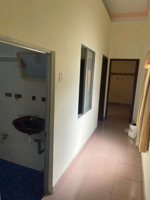 Rent a cash house inside the business section. Four bedrooms, two toilets.