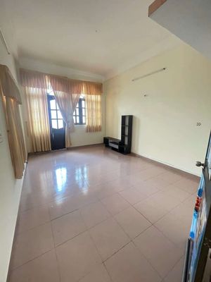 Rent a cash house inside the business section. Four bedrooms, two toilets.