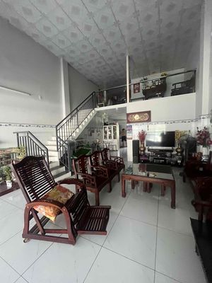 Nguyễn Bình front house. Business of all trades.