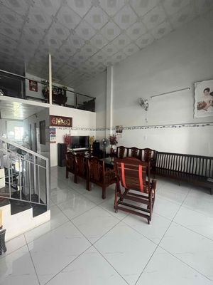 Nguyễn Bình front house. Business of all trades.