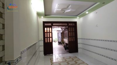4 x 20 meters 2 floors, back alley.