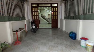 4 x 20 meters 2 floors, back alley.
