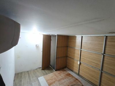 Small room, air conditioning, near the DHD 5th District.