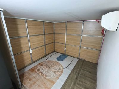 Small room, air conditioning, near the DHD 5th District.