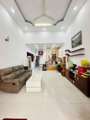 There's an internal 7th. 1 st.1 second floor bedroom 4 x14 m đường số.770 Tân Quy.
