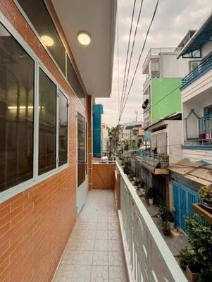 Rent's room at the center of the market. She's Bình Thạnh.