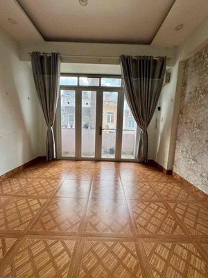 Rent two floors of four bedrooms. Six toilets cost 16 million.