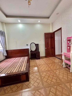 Rent two floors of four bedrooms. Six toilets cost 16 million.