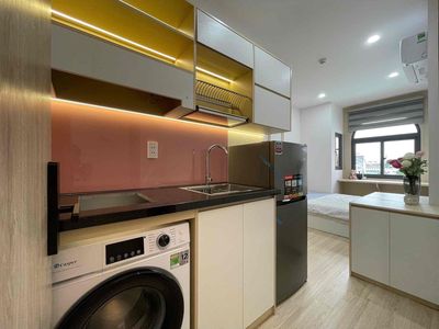 Studio House College is 35 meters tall, right on campus vhu - huit