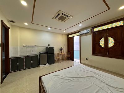 Central Mountain balcony room: US$6 million a month, elevator, full interior.