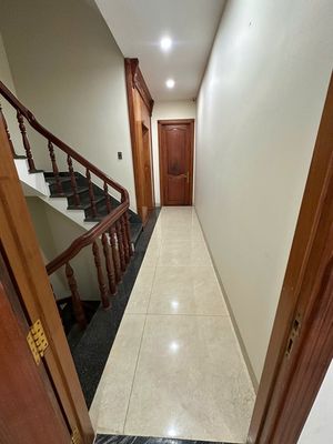Central Mountain balcony room: US$6 million a month, elevator, full interior.