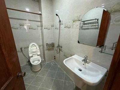 Central Mountain balcony room: US$6 million a month, elevator, full interior.