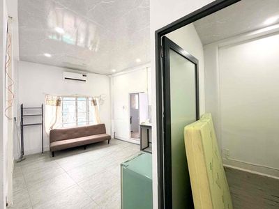 The elevator, two bedrooms, one bathroom, 1-1-1-1-0-0-0.