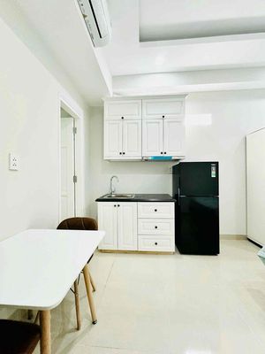 The new landlord rents a high-end full-end furniture near 4 green rows.