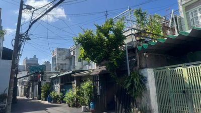 The alleyhouse goes into Lê Văn Thọ house 4 x31 meters 1st floor, 3 bedroom roof.