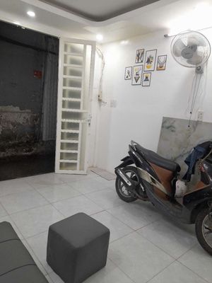 1 st county 1 st floor, full cb furniture, clean little alley.
