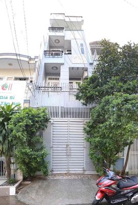 Rent four bedrooms. Five toilets. 1/man on 17th.