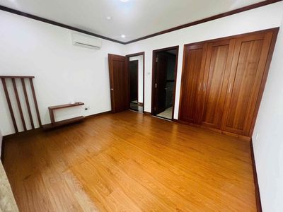 Rent a tri-size apartment, area 150 M with a cool basic view interior.