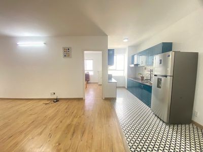 Three bedrooms 120 meters full of furniture. Four, five minutes through District 1 and District 7.