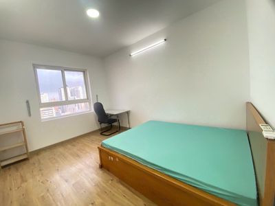 Three bedrooms 120 meters full of furniture. Four, five minutes through District 1 and District 7.