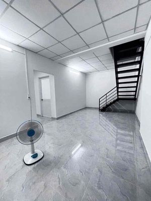 In the alley, the main terminal is a three-way sleep room. Three bedrooms, 100 MM. NICU 23M.