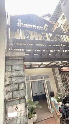 The villa is 10 x 10 meters wide, 100 meters 2 car yard, 1 MM 1 L 3 P. Sleep at Krissi. Okay.