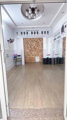 The villa is 10 x 10 meters wide, 100 meters 2 car yard, 1 MM 1 L 3 P. Sleep at Krissi. Okay.