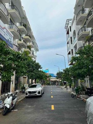 The owner rented the balcony room near the University of New Year's
