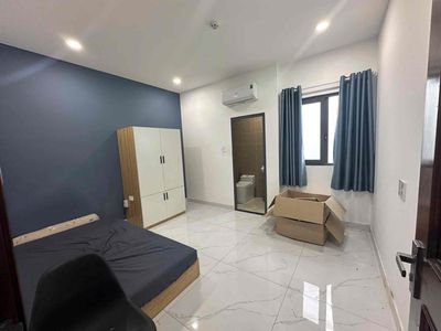The owner rented the balcony room near the University of New Year's