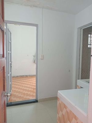By the new market, District 7, nice room with air conditioning, windows, free car delivery.