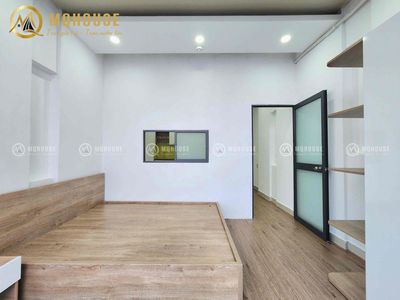 A steamed-and-gold view bedroom selling a marcas-shom.