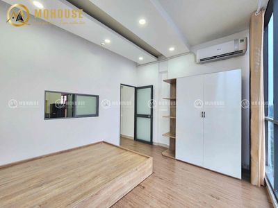 A steamed-and-gold view bedroom selling a marcas-shom.
