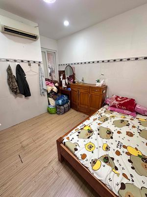 Need to find students, nvp share an apartment room near the District 12.
