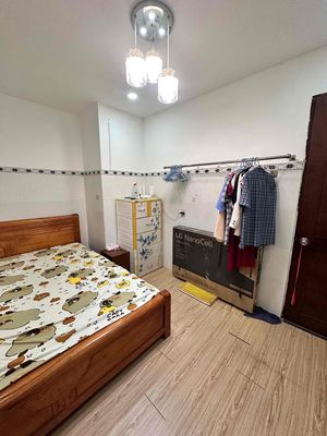 Need to find students, nvp share an apartment room near the District 12.